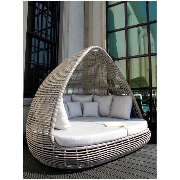 Outdoor lounge bed
